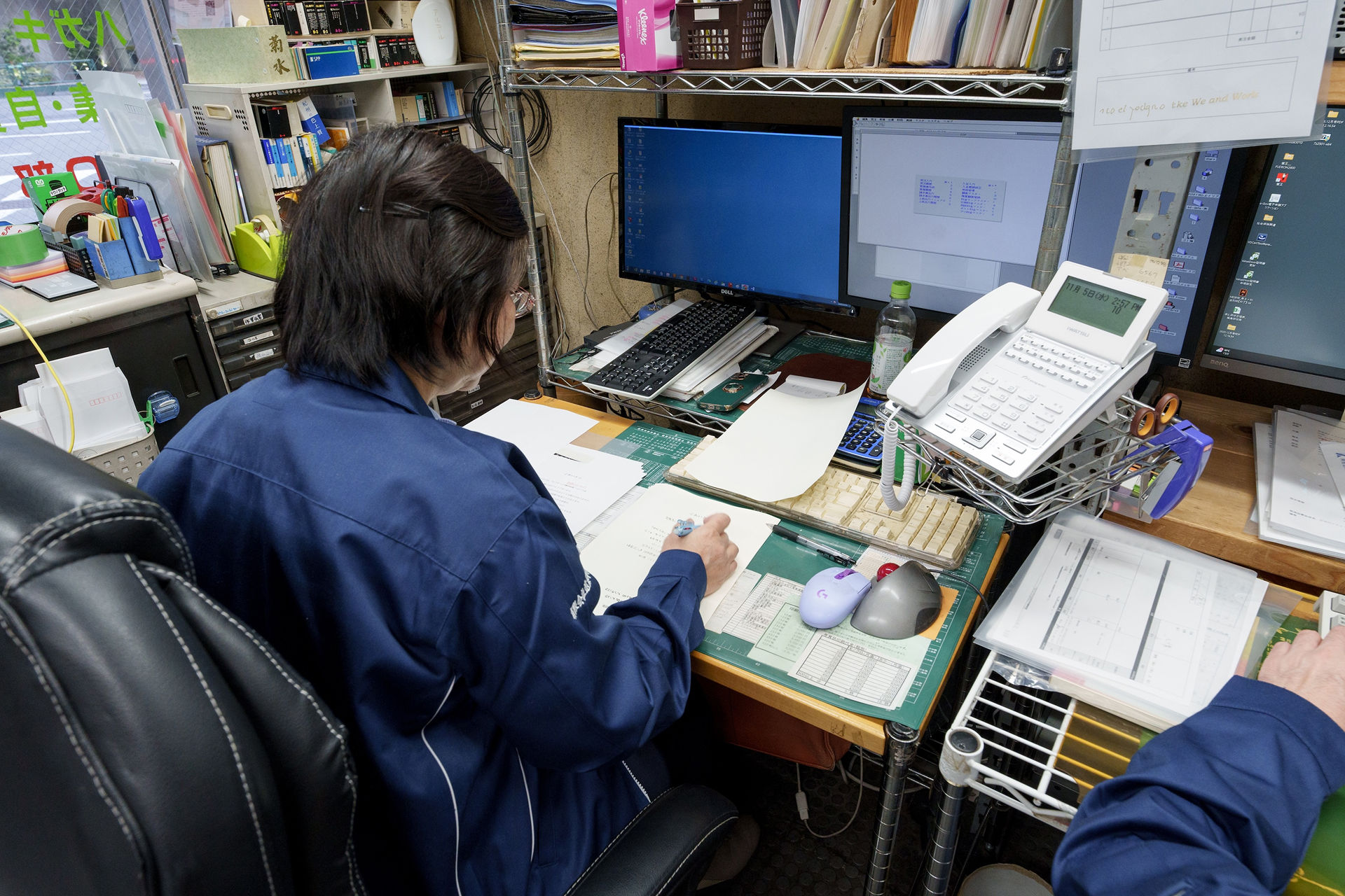 遠藤印刷の机とパソコン前にいる女性