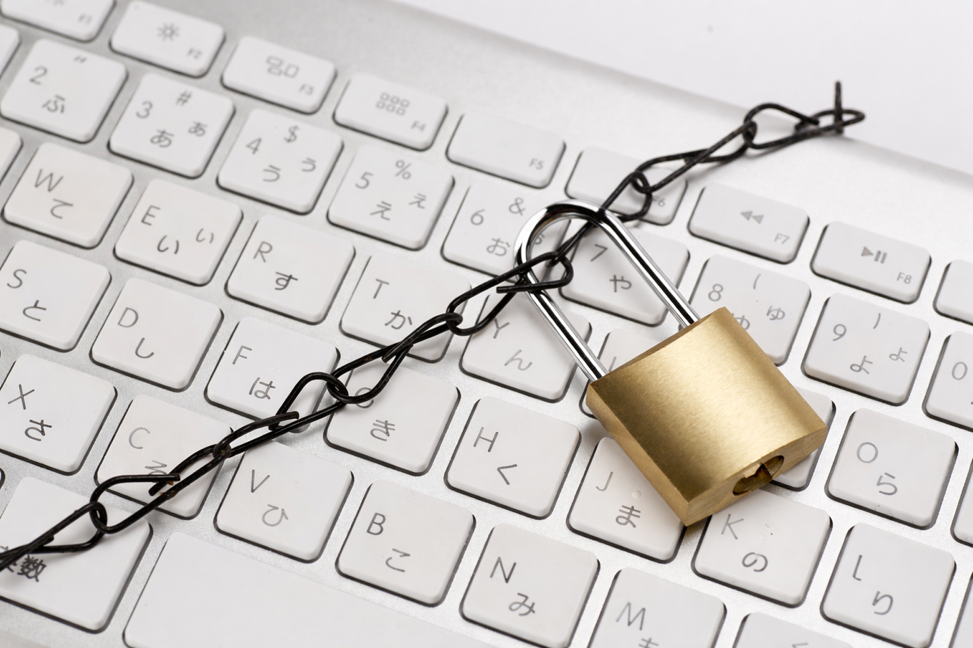 パソコンを鎖と鍵で縛るプライバシーポリシー背景